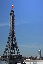 Der Eifelturm als Symbol des französischenDorfes (Foto: Marikka-Laila Maisel)